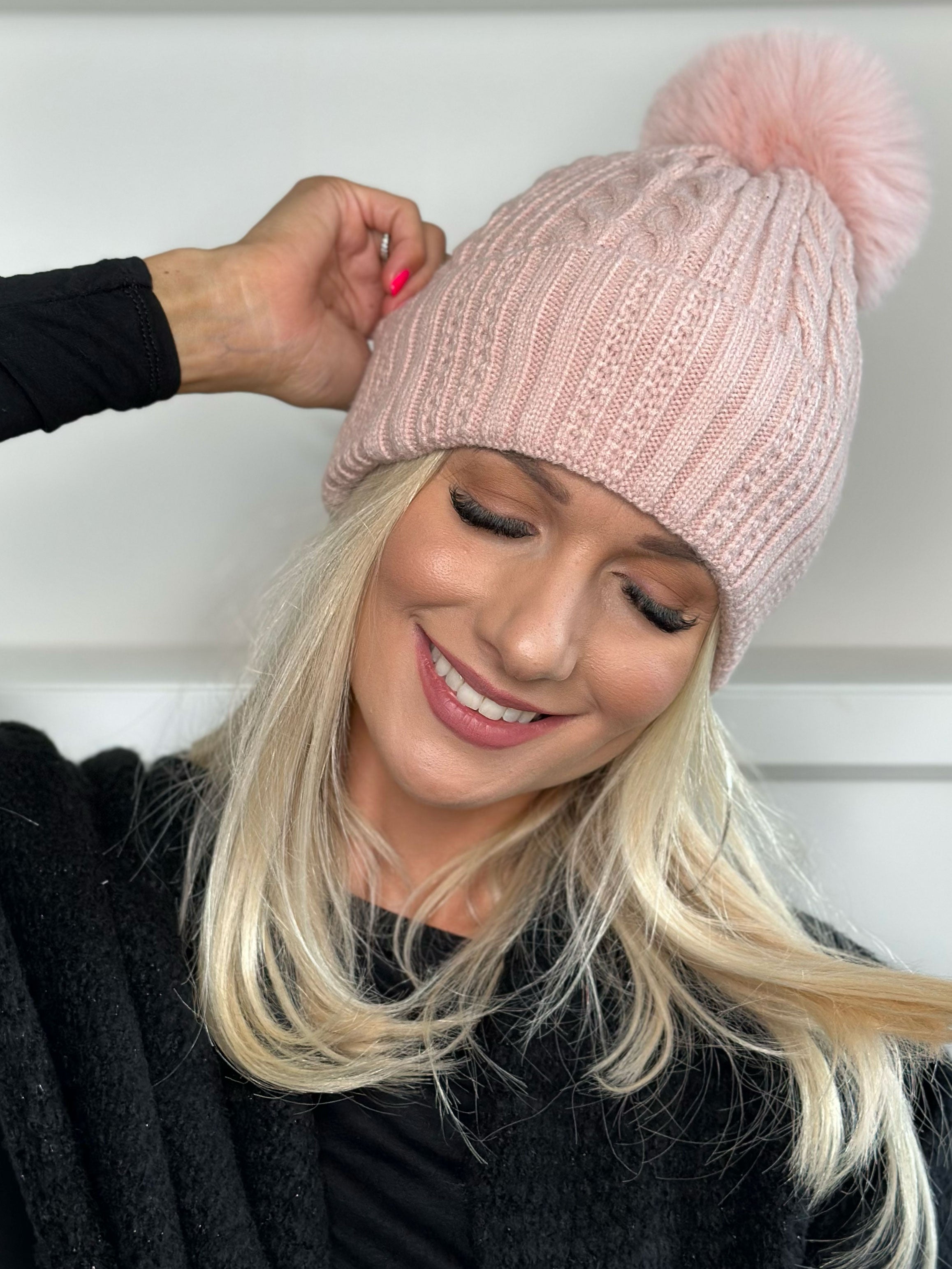 Tasha - Strikhue med kvast af faux fur